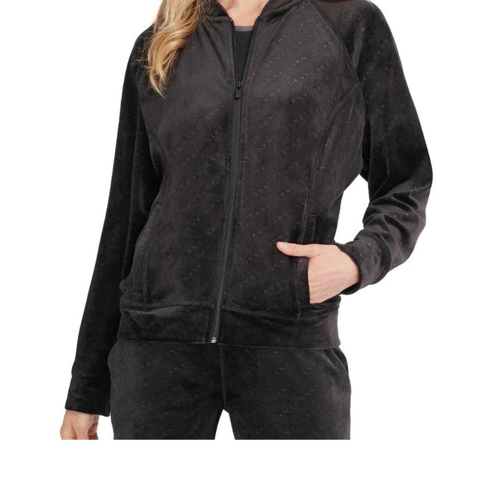 DKNY printed velvet Black Zip-Up Jacket and jogger set

Top Size S
Bottom Size S